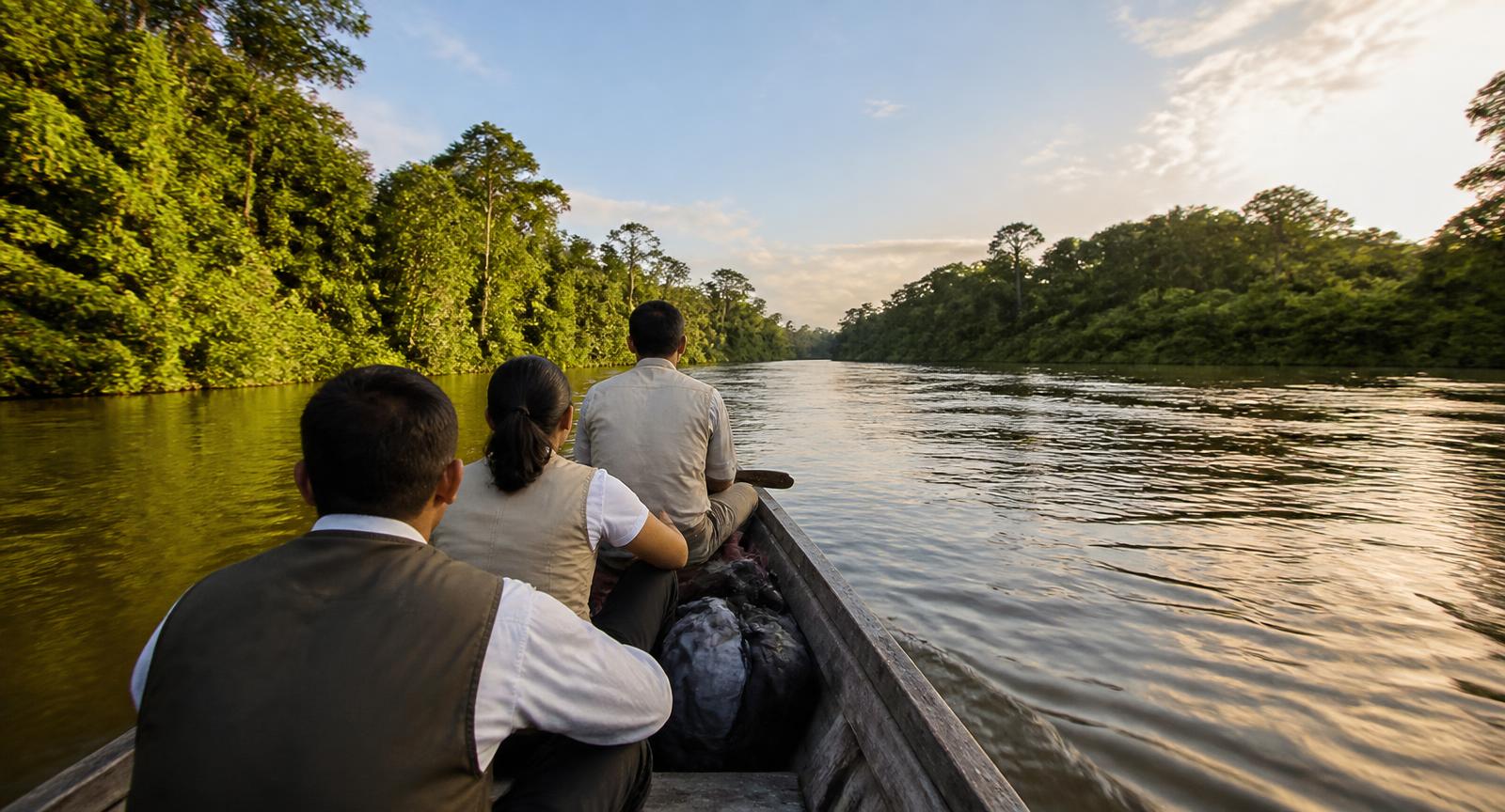 Equipe missionária navegando um rio na Amazônia